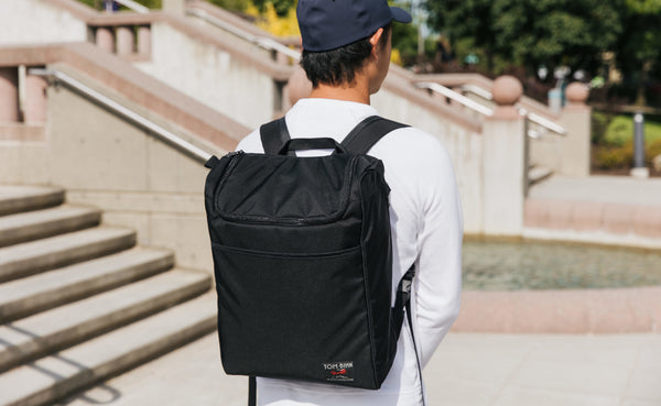 Person carrying the Cambiata with backpack straps.